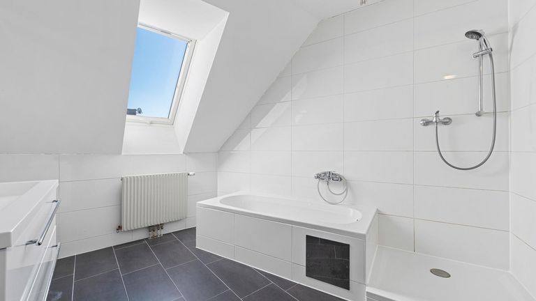 Bad mit Wanne und Dusche