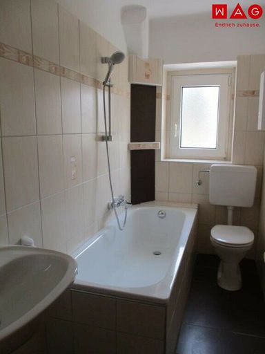 Bad mit Badewanne, WC (Beispielfoto)