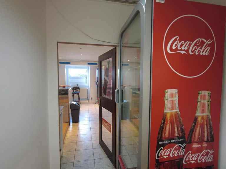 Flur zur Küche mit Lagerplatz