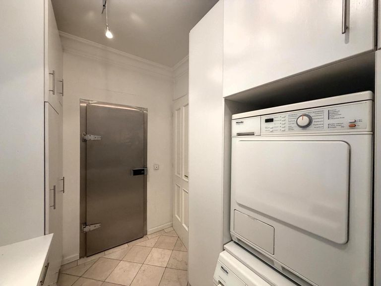 Hauseingang von der Einfahrt / Waschküche