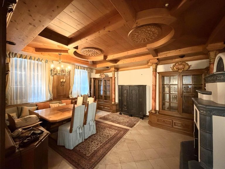 Esszimmer mit Kachelofen