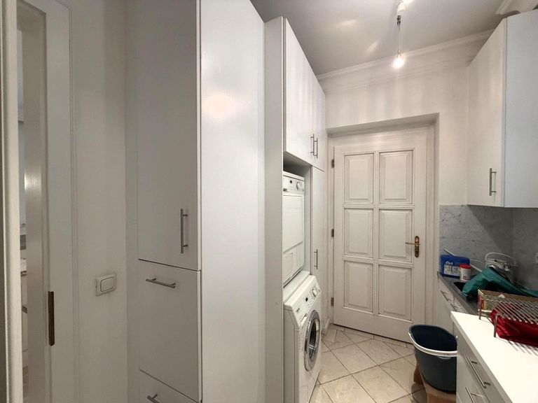 Hauseingang von der Einfahrt / Waschküche