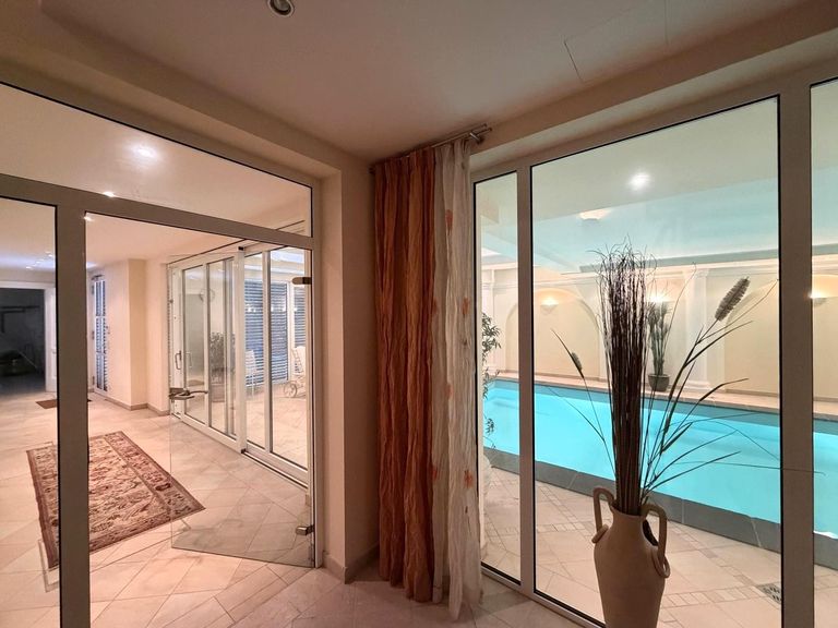 KG / Flur zum Indoorpool