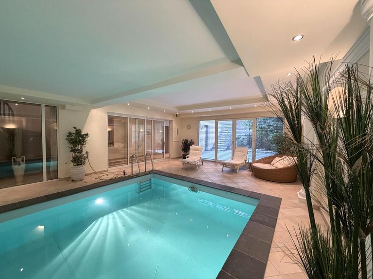 KG / Indoorpool mit Ausgang in den Garten