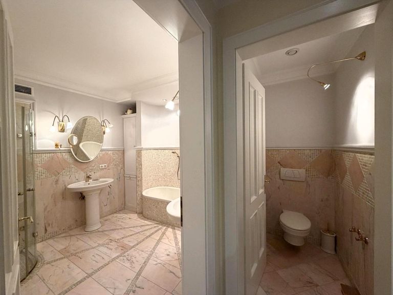 Toilette privat getrennt vom Bad