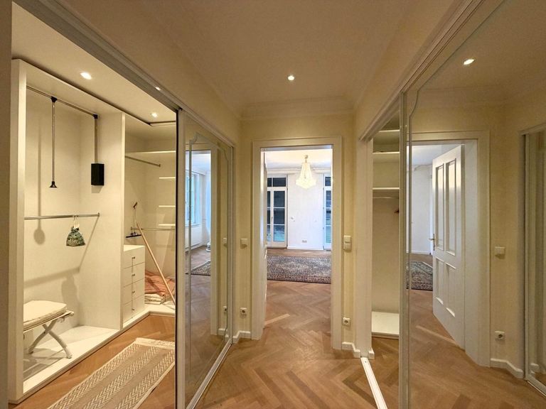 Zugang zum Masterbed / 2 begehbare Schrankräume