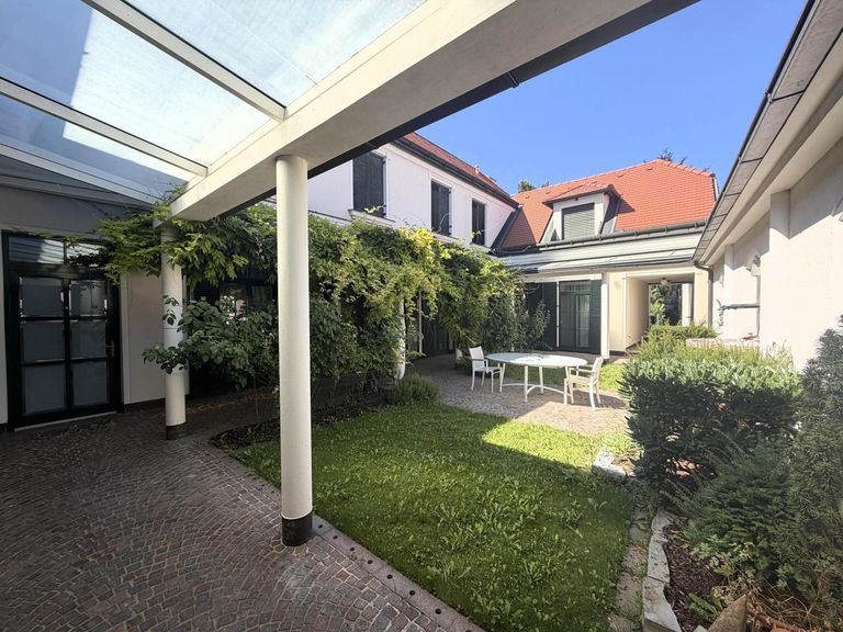 überdachter Liegenschaftseingang / Garten