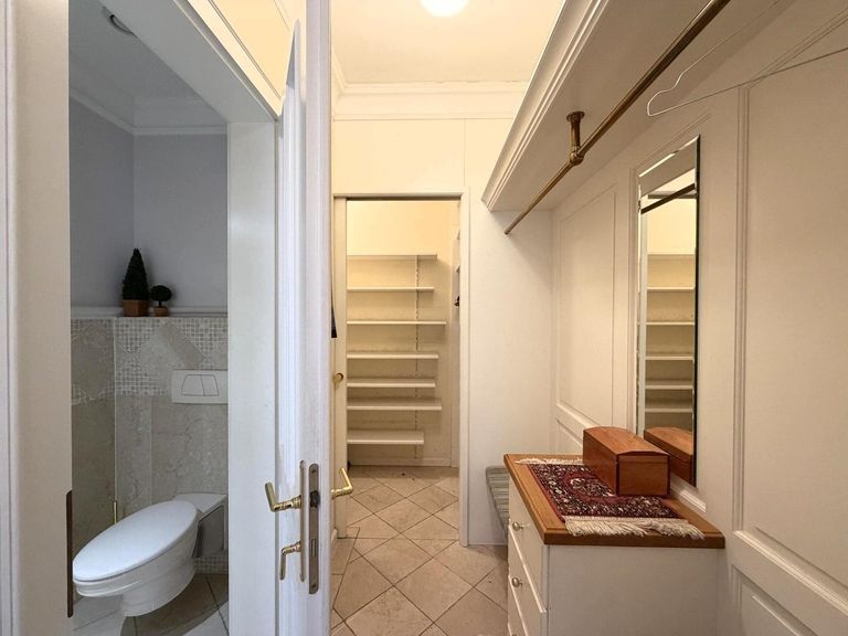 Hauseingang / Gäste-WC und anschl. Garderobe