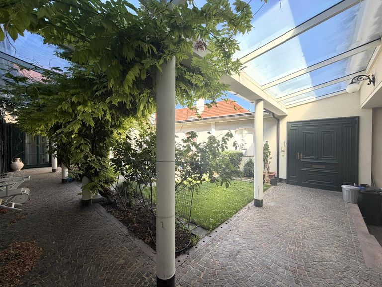 überdachter Liegenschaftseingang / Garten