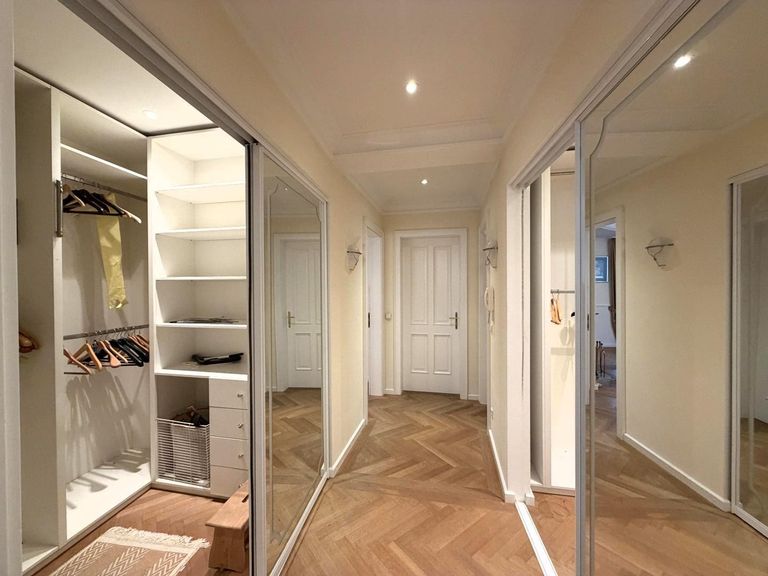 Zugang zum Masterbed / 2 begehbare Schrankräume