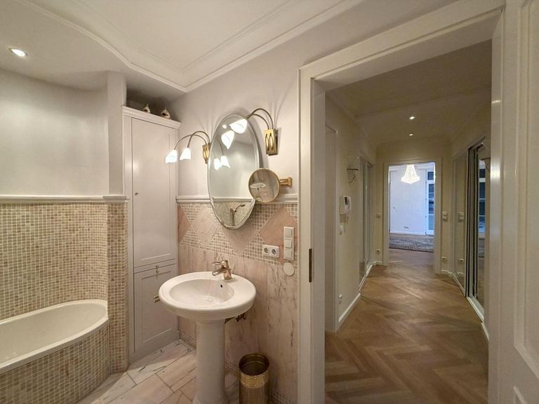 Badezimmer / Zugang zum Masterbed