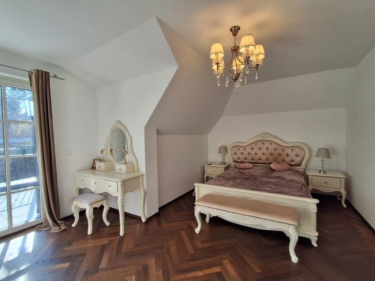 19 Schlafzimmer mit Schminktisch 2721