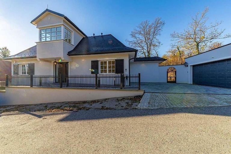 15 Privatstrasse mit Villa 2721