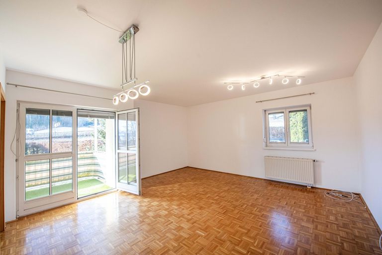 Wohnzimmer mit Balkonausgang