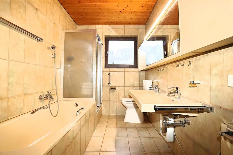 geräumiges Badezimmer