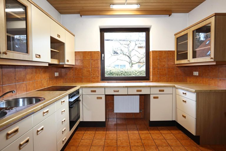 Küche mit Schiebetür ins Esszimmer