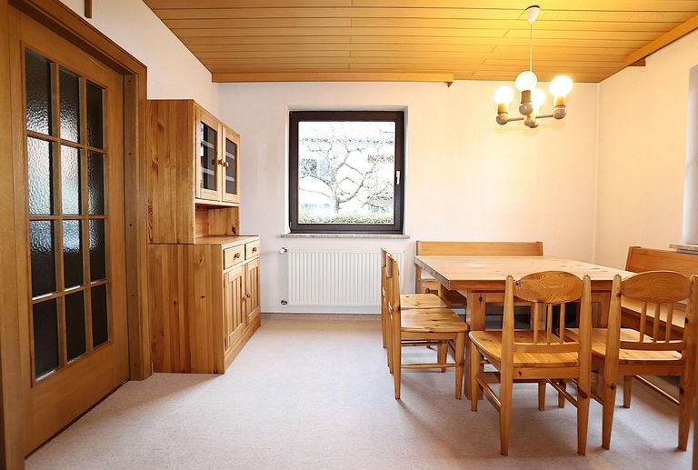 Esszimmer mit großem Durchgang ins Wohnzimmer