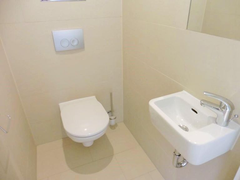 WC mit Waschbecken