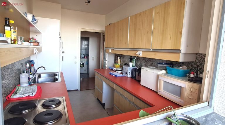 Einbauküche mit Fenster zur Loggia