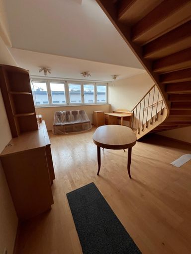 Wohnzimmer mit Stiegenaufgang