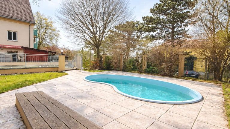 Aussenfläche und Pool