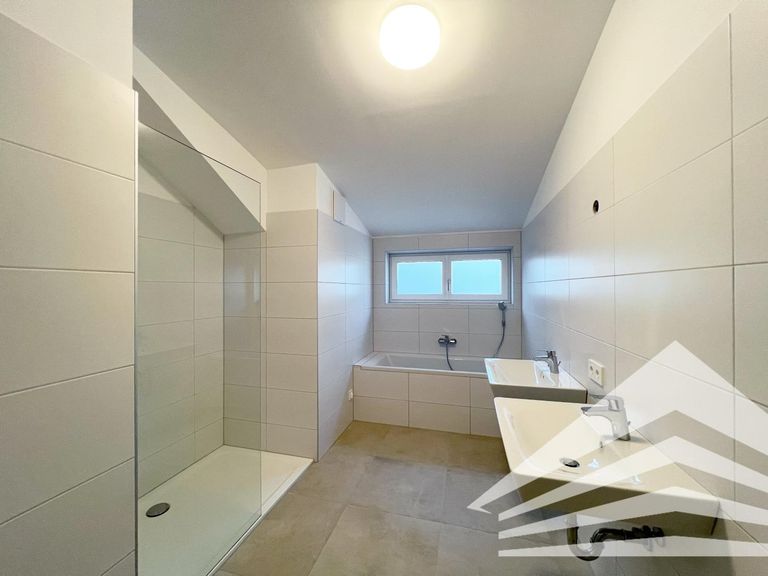 Badezimmer inkl. Wanne und Dusche