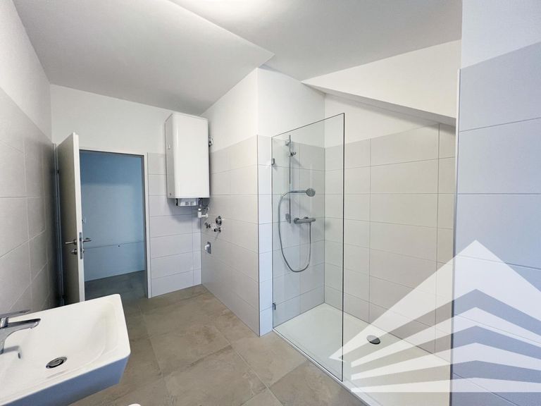 Badezimmer inkl. Wanne und Dusche