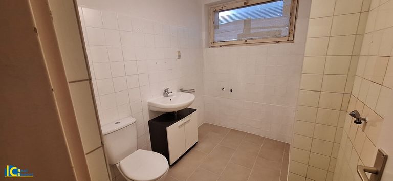 WC und Waschbecken, für alle 4 Abstellräume