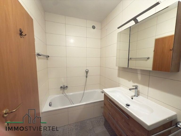 Bad mit Badewanne und Dusche