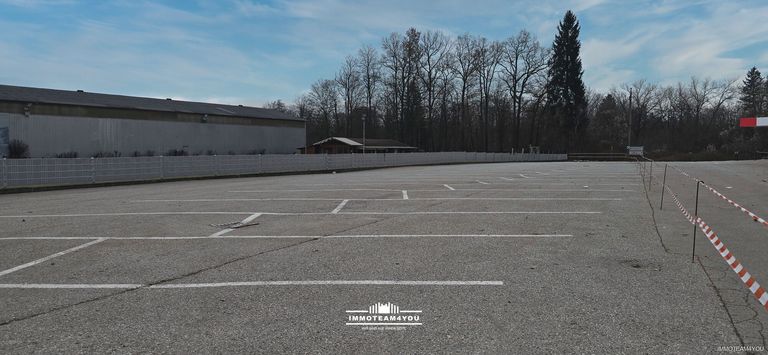 Zufahrt und Parkplätze