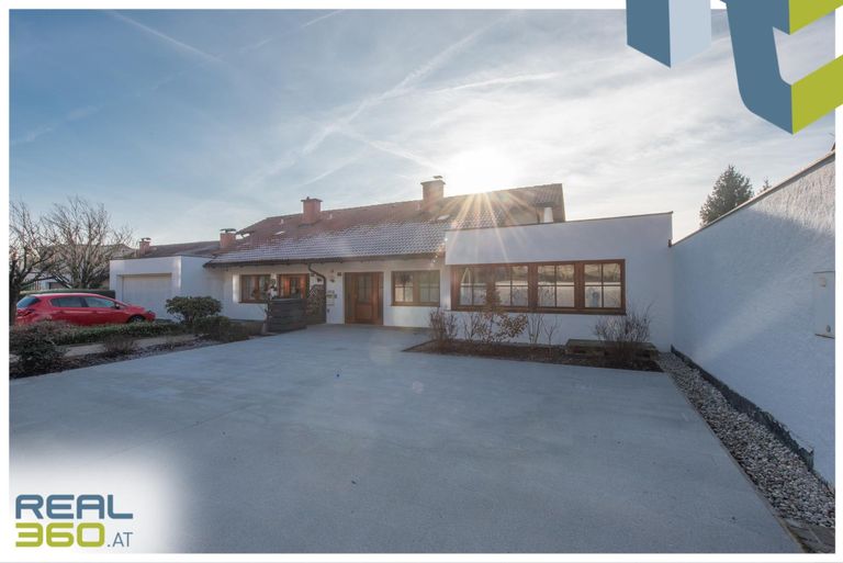 Neu gestalteter Vorplatz mit Parkplätzen