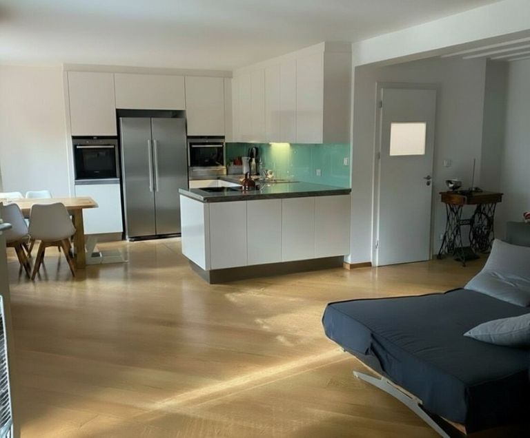 Wohnzimmer mit offener Küche