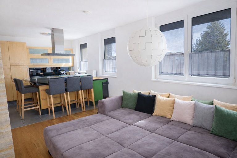 Wohnzimmer mit Blick auf Küche - KI Home Staging