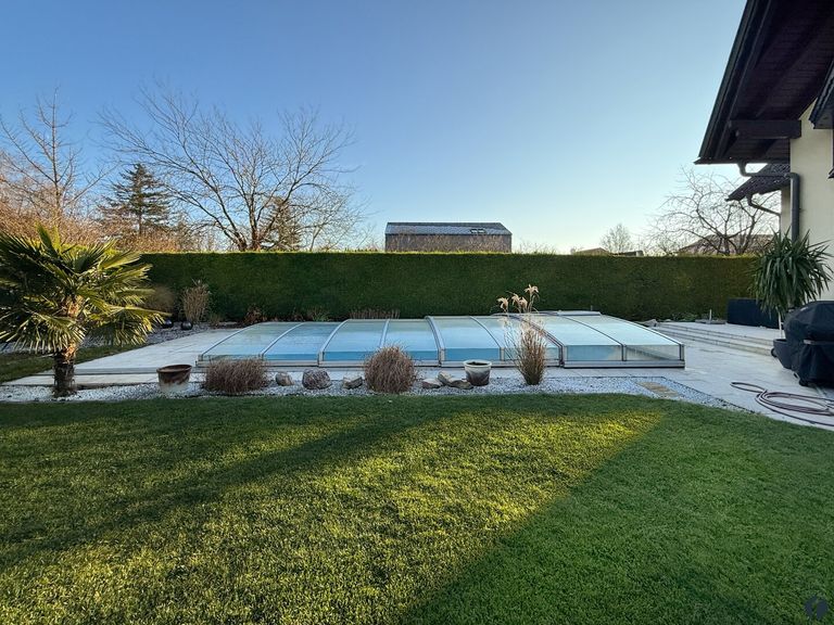 Pool mit Überdachung