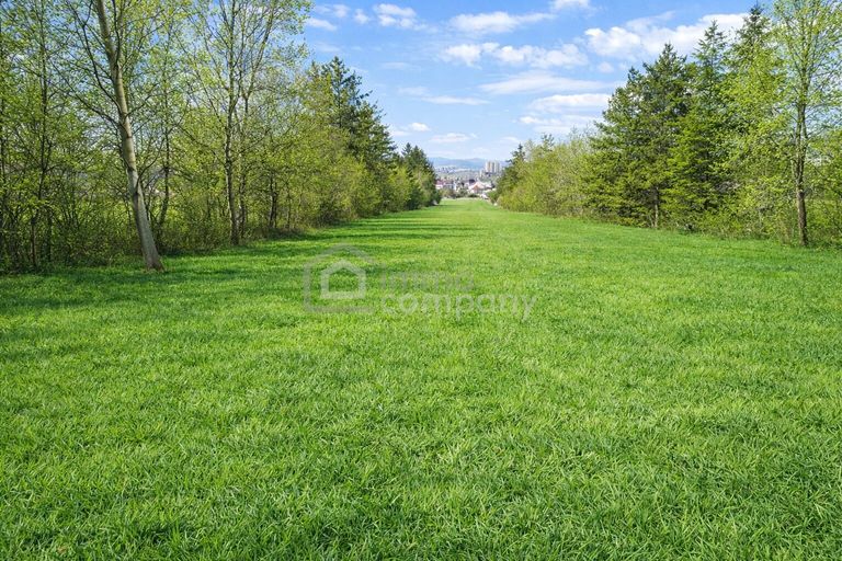 Bodenaufnahme mit Sicht in die Stadt