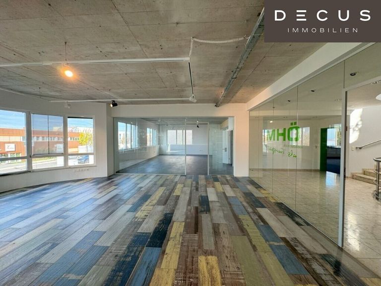 Büroflächen mit Glastrennwänden im 1. OG