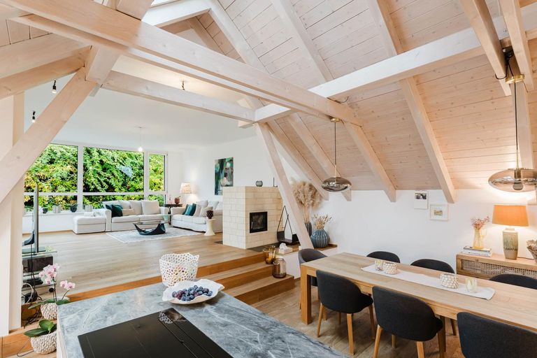 Blick von Wohnküche ins Wohnzimmer