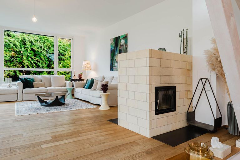 Wohnzimmer mit Kachelofen