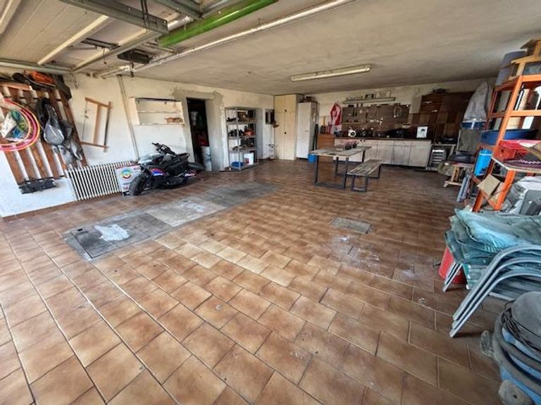 Doppelgarage mit zwei Sektionaltoren