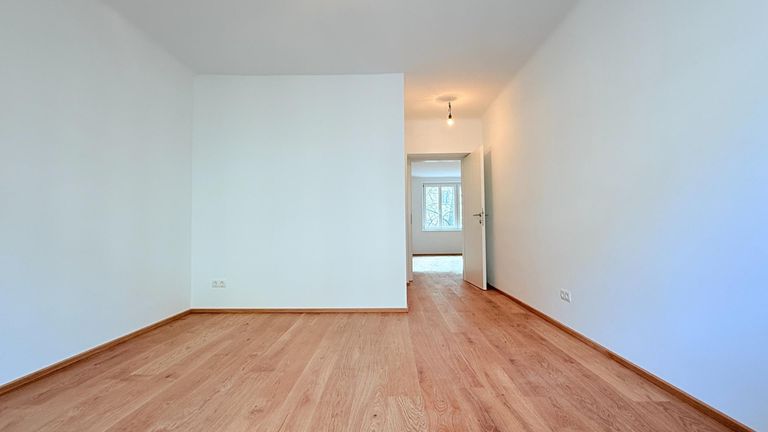 Ein großes Schlafzimmer und Schrankraum