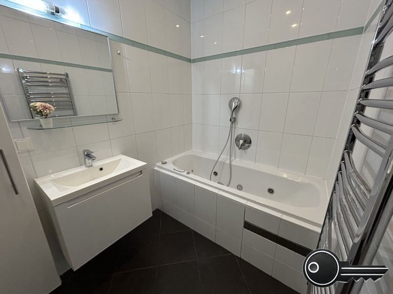 Badezimmer mit "Sanowhirl" Badewanne