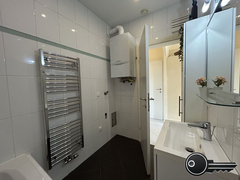 Badezimmer mit "Sanowhirl" Badewanne