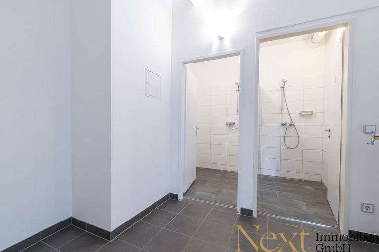 Sanitärraum mit Duschen