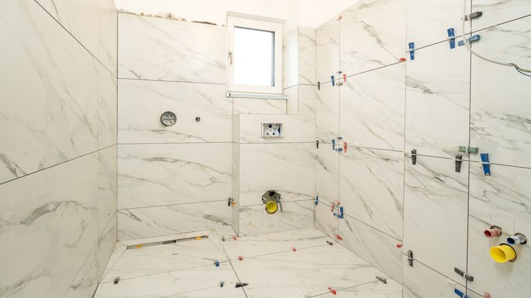 WC mit Dusche und Handwaschbecken