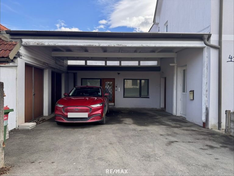 Überdachter Vorplatz