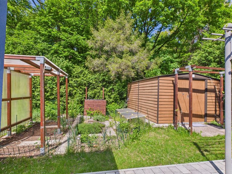 Gemüsegarten hinter dem Haus samt Gartenhaus