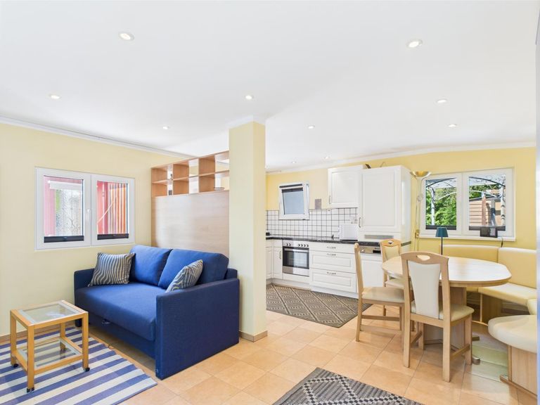 Offener Wohnessbereich mit Schlafgelenheit