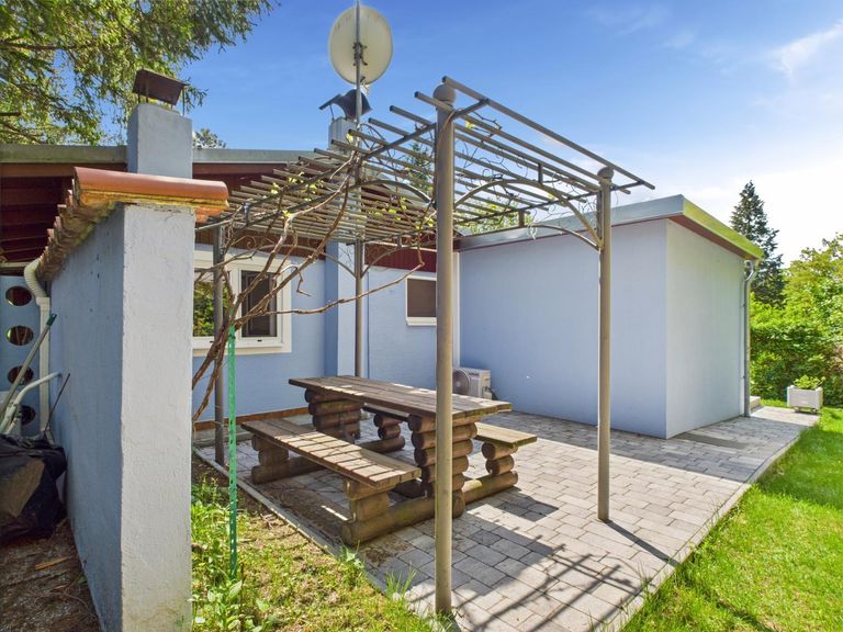 Weinlaube hinter dem Haus