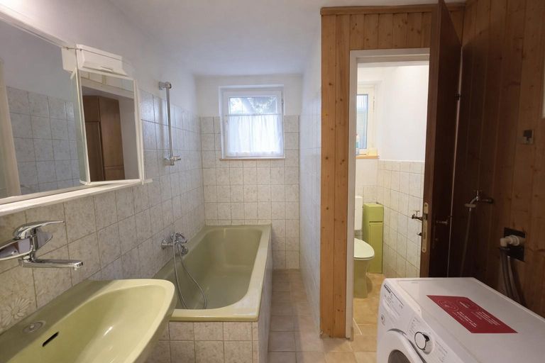 Badezimmer mit Badewanne und separatem WC