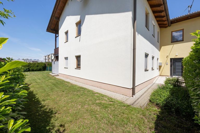 Außenansicht mit Garten